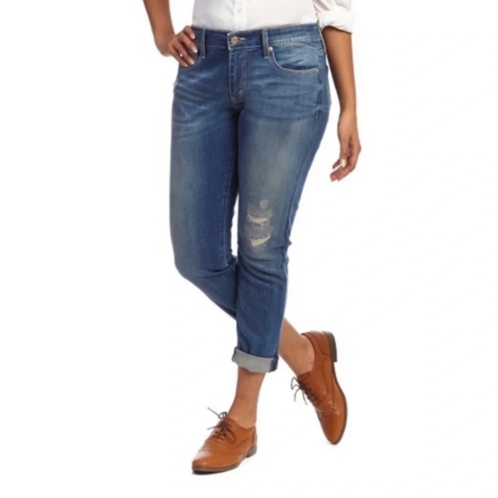 EUC Levi’s distressed boyfriend jeans